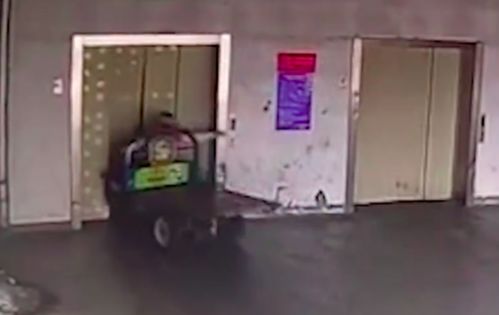 江蘇一女子誤擰三輪車油門撞入電梯井墜亡，官方回應貨梯設備正常